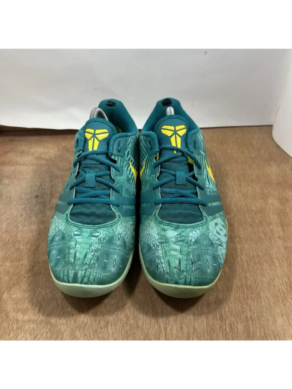 Nike Kobe Mentality Mens Size 10 Athletic Basketball Sneakers Easter